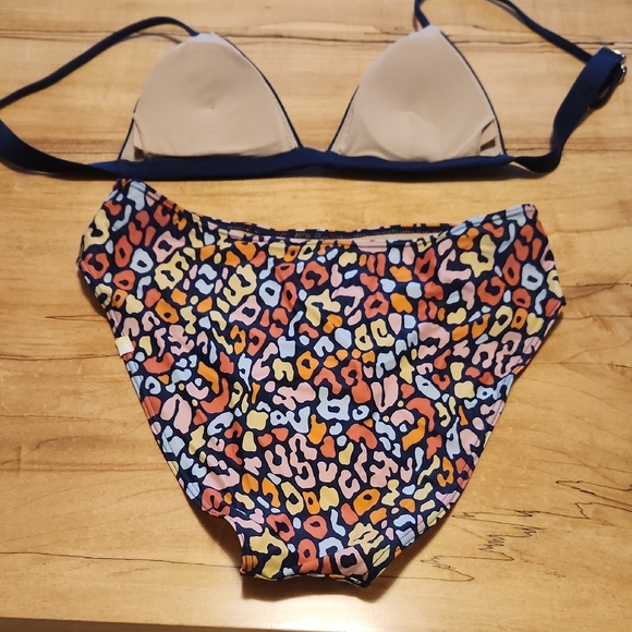 Bikini Set - Picture 2 of 3